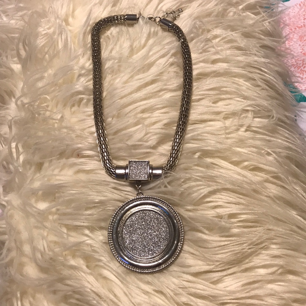 Make a statement with this necklace!!